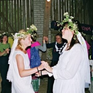 Zdjęcie przedstwiające dwie kobiety w sukniach ślubnych